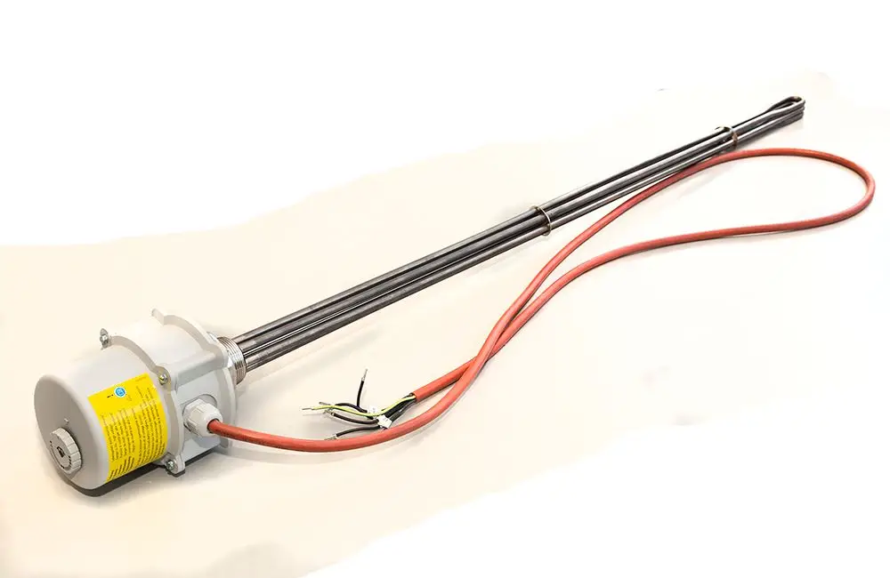 Elektroheizstab von Daikin mit einem runden Gehäuse und einem langen, metallischen Heizelement. Kabel zur elektrischen Verbindung sind sichtbar.